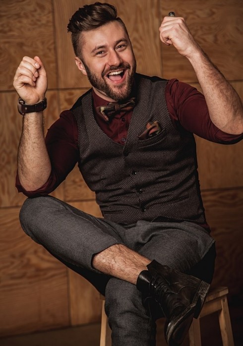 Ведущий, артист Чацкий Виталий